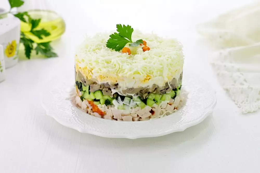 Салат с копчёной курицей и грибами: быстрое решение для ужина