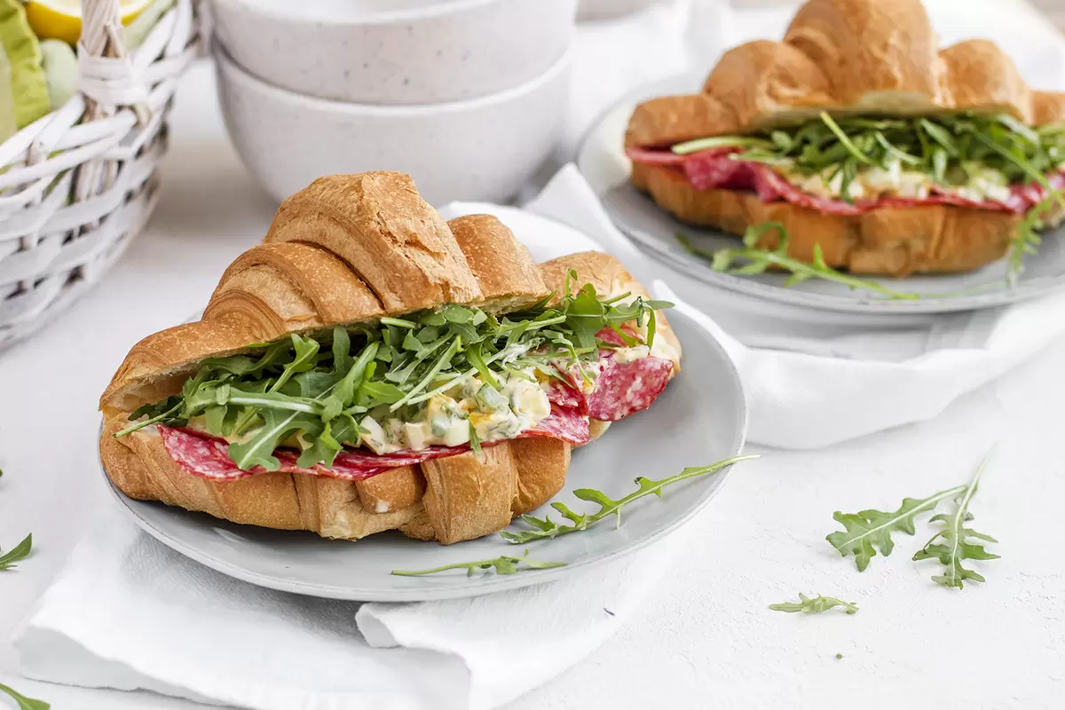 Круассаны с салями и зеленым салатом: пряное сочетание для истинных ценителей