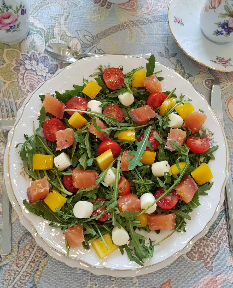 Яркий и питательный салат с сёмгой и моцареллой к любому столу