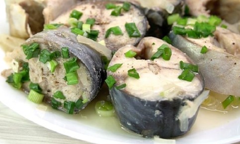Скумбрия на луковой подушке: просто и быстро