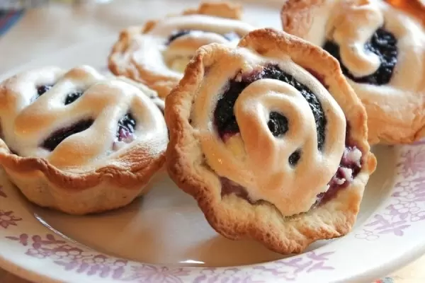 Песочные корзинки с творогом и смородиной: легкий десерт для всей семьи