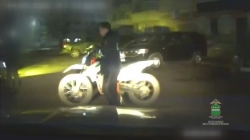 Чудом обошлось: госавтоинспекторы остановили подростка, гоняющего на мотоцикле без прав с тремя пассажирами