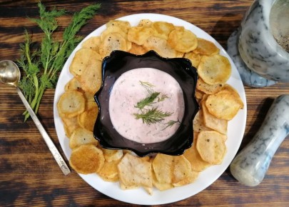 Ароматные чипсы из картофеля и свежий соус: идеальное сочетание для перекуса