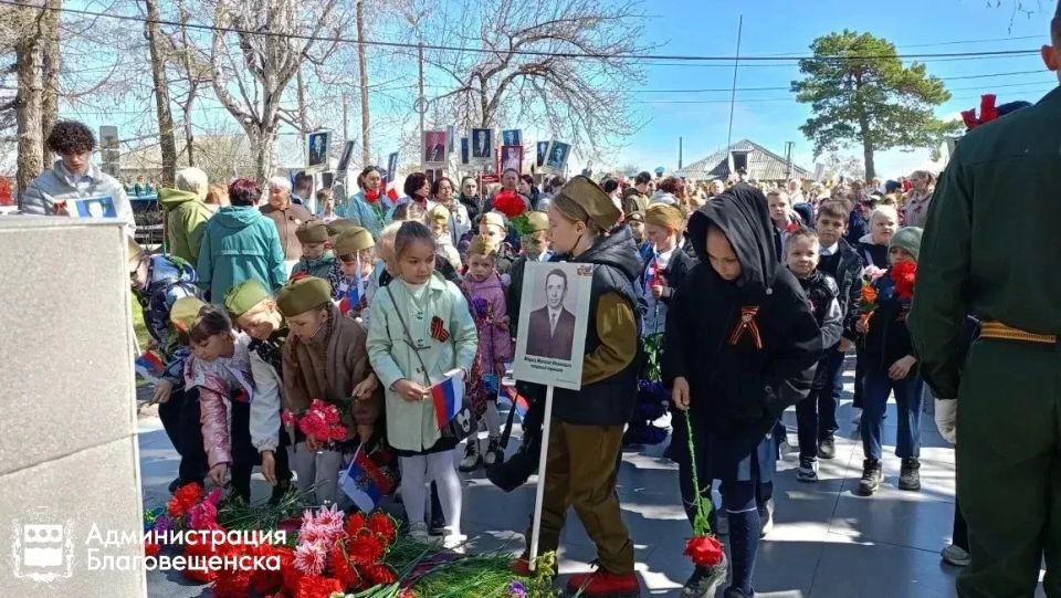 В преддверии Дня Победы в Благовещенске прошли церемонии возложения цветов к памятникам героев В преддверии Дня Победы в Благовещенске прошли церемонии возложения цветов к памятникам героев
