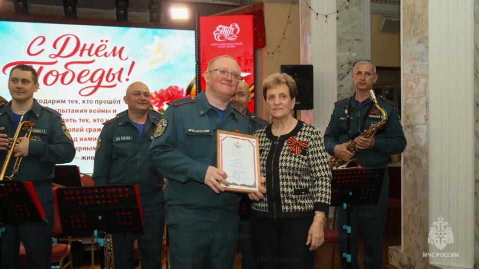 Музыка для ветеранов. Оркестр МЧС Амурской области исполнил музыкальные композиции для ветеранов, тружеников тыла, детей войны Музыка для ветеранов. Оркестр МЧС Амурской области исполнил музыкальные композиции для ветеранов, тружеников тыла, детей войны