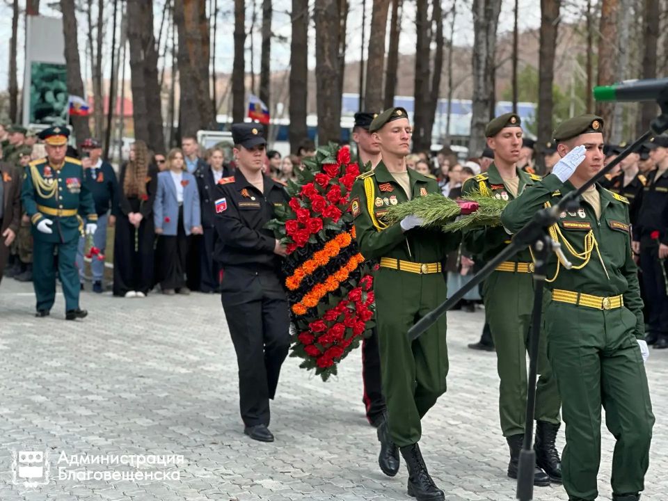 В преддверии Дня Победы в Благовещенске прошли церемонии возложения цветов к памятникам героев