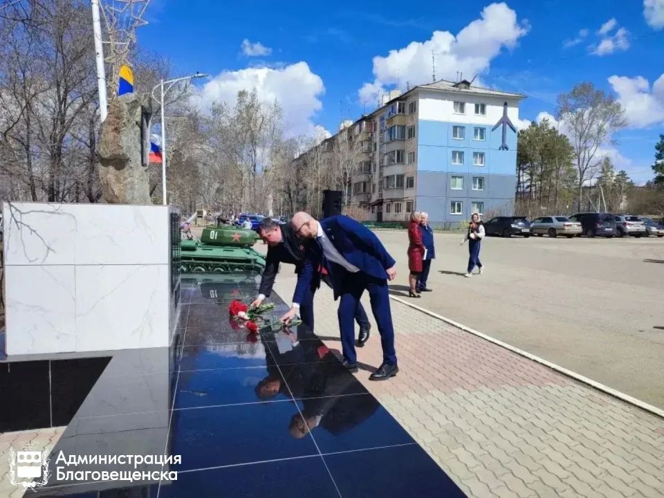 В преддверии Дня Победы в Благовещенске прошли церемонии возложения цветов к памятникам героев В преддверии Дня Победы в Благовещенске прошли церемонии возложения цветов к памятникам героев