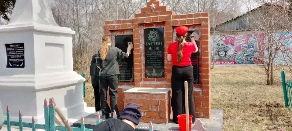Подготовка к 9 Мая: амурчане приводят в порядок памятники героям