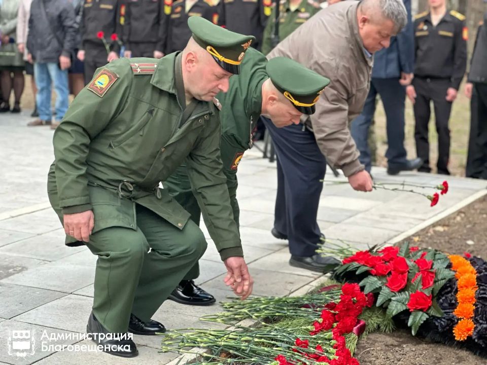В преддверии Дня Победы в Благовещенске прошли церемонии возложения цветов к памятникам героев В преддверии Дня Победы в Благовещенске прошли церемонии возложения цветов к памятникам героев