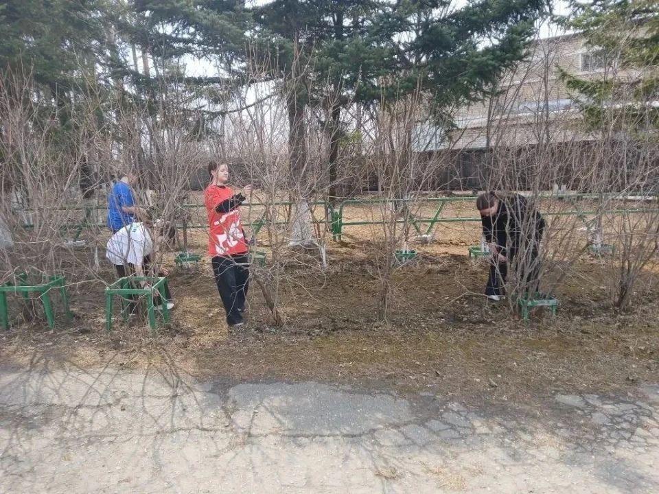 Подготовка к 9 Мая: амурчане приводят в порядок памятники героям Подготовка к 9 Мая: амурчане приводят в порядок памятники героям