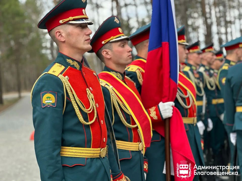 В преддверии Дня Победы в Благовещенске прошли церемонии возложения цветов к памятникам героев В преддверии Дня Победы в Благовещенске прошли церемонии возложения цветов к памятникам героев