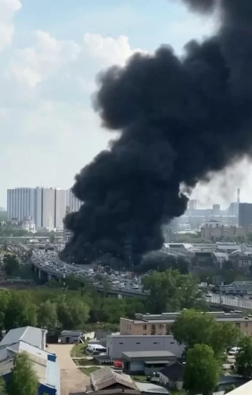 Движение по Северо-Восточной хорде в Москве перекрыли в обе стороны из-за пожара на строительной площадке на Амурской улице