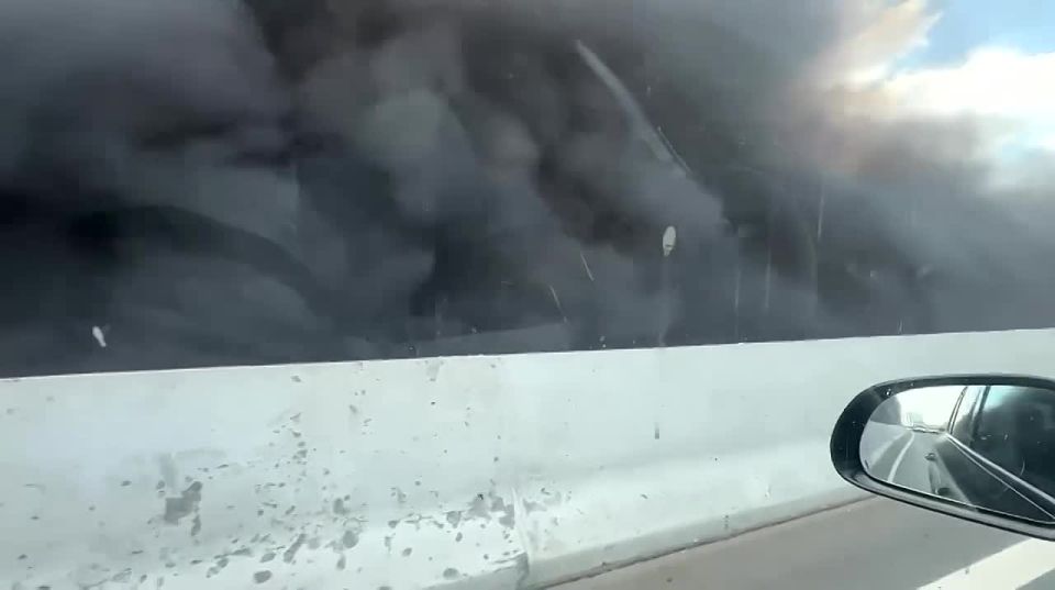 Сильный пожар вспыхнул на востоке Москвы, движение по Северо-Восточной хорде перекрыто в обе стороны