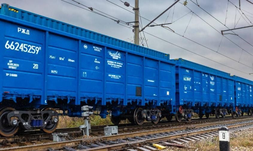 Экстренное торможение не спасло: в Приамурье легковушка выехала под грузовой поезд