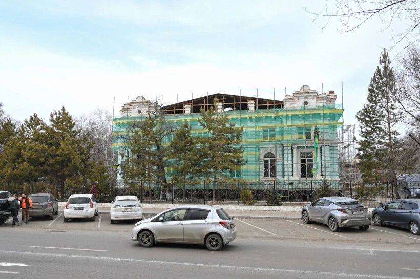 В историческом здании бывшего кардиоцентра Благовещенска приступили к ремонту фасада