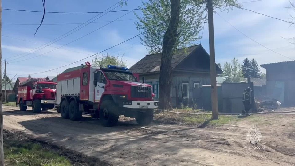 Пожарные спасли на пожаре два десятка кур