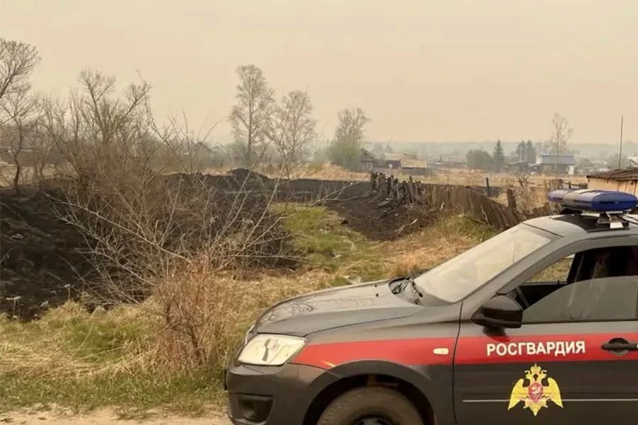 В Амурской области сотрудники Росгвардии предотвратили распространение огня на жилые постройки