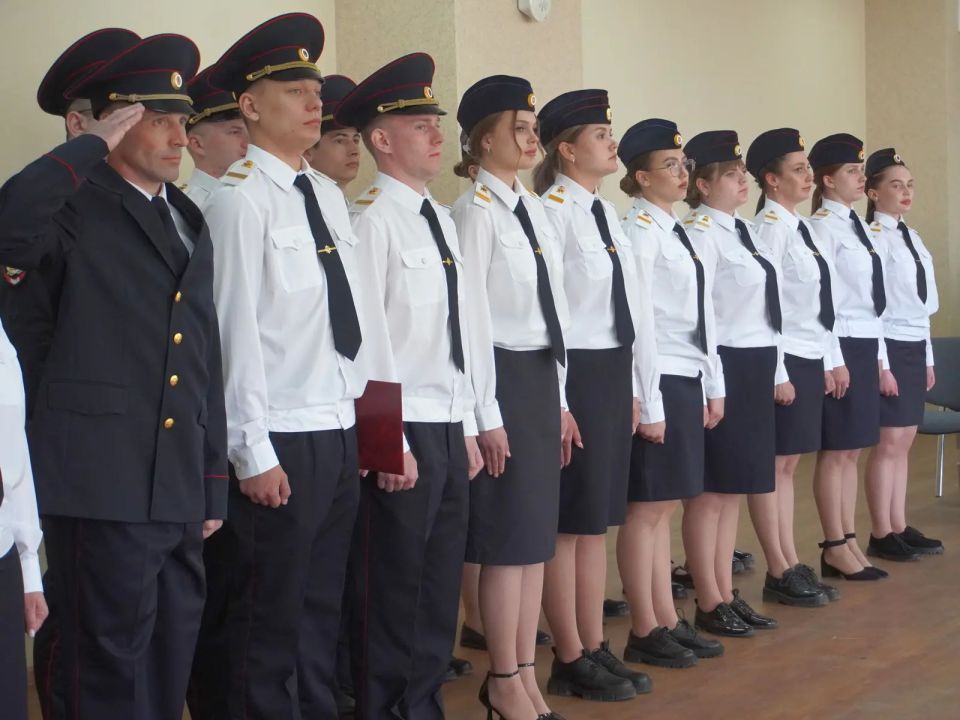 В Амурской области молодые полицейские торжественно приняли присягу В Амурской области молодые полицейские торжественно приняли присягу