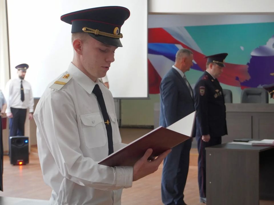 В Амурской области молодые полицейские торжественно приняли присягу В Амурской области молодые полицейские торжественно приняли присягу