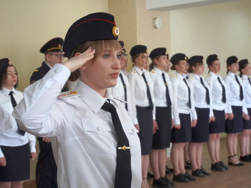 В Амурской области молодые полицейские торжественно приняли присягу В Амурской области молодые полицейские торжественно приняли присягу