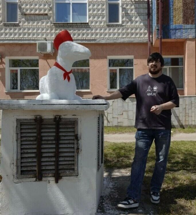 В Благовещенске появился новый арт-объект – скульптуру под названием «Первый пионер» установили у входа в МФК «Приамурье» на улице Калинина В Благовещенске появился новый арт-объект – скульптуру под названием «Первый пионер» установили у входа в МФК «Приамурье» на улице Калинина