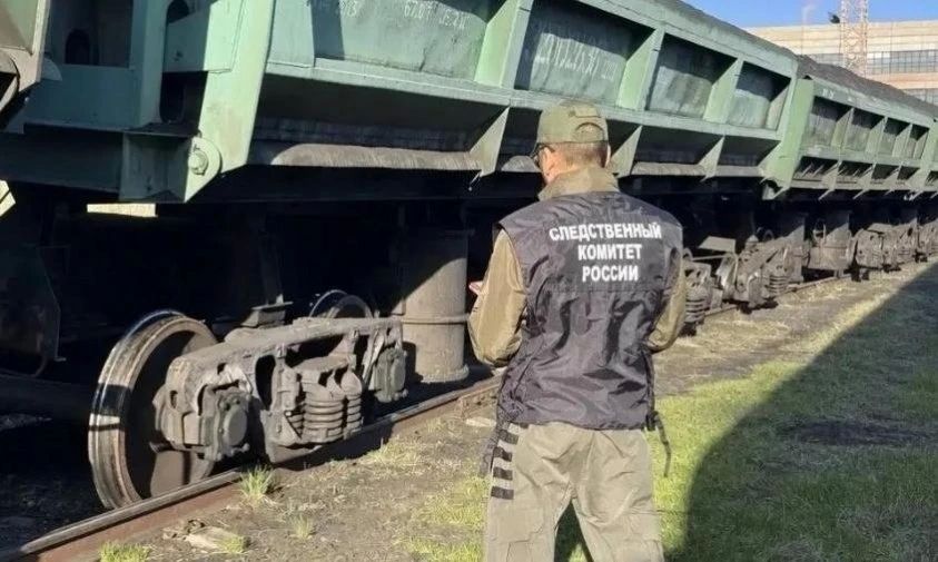 В Тынде с рельсов сошли три вагона с углем — идет доследственная проверка