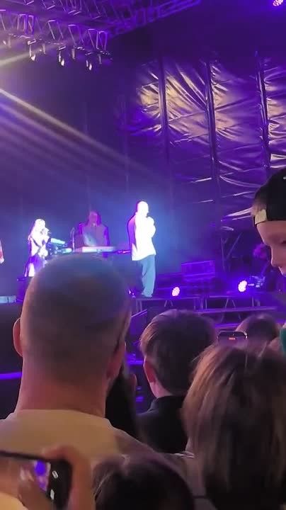 На концерте "Моей Мишели" в Благовещенске молодой человек на сцене сделал предложение своей возлюбленной Инне