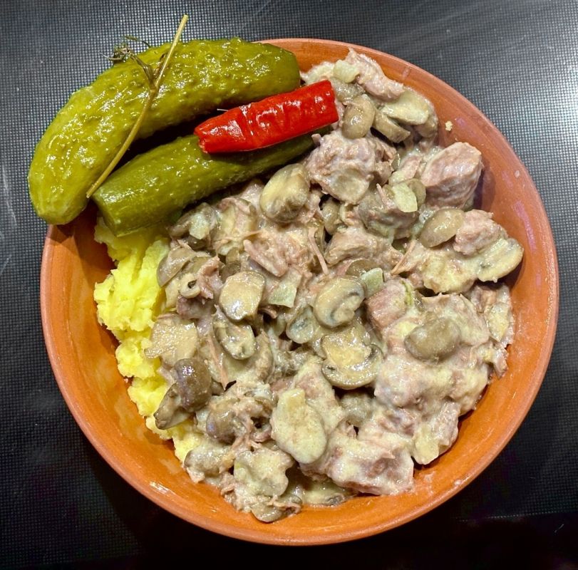 Нежная говяжья голяшка с грибами и сливками