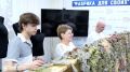 Вместо букетов — блиндажные свечи и маскировочные сети: встреча выпускников 16-й школы прошла на «Фабрике для СВОих»