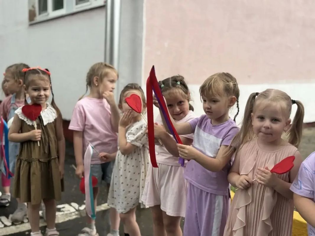 Дорогие благовещенцы! С Днём семьи, любви и верности! Дорогие благовещенцы! С Днём семьи, любви и верности!