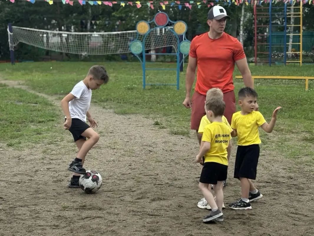 Дорогие благовещенцы! С Днём семьи, любви и верности! Дорогие благовещенцы! С Днём семьи, любви и верности!