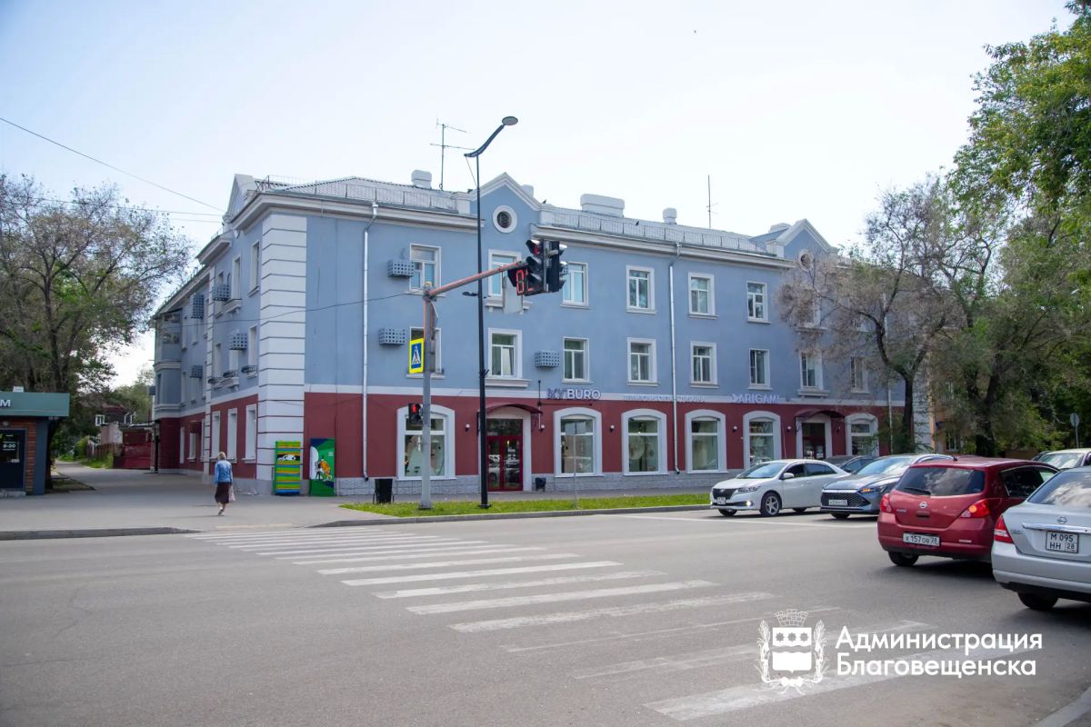 Архитектура в деталях: в Благовещенске продолжается программа по обновлению фасадов зданий и установке подсветки Архитектура в деталях: в Благовещенске продолжается программа по обновлению фасадов зданий и установке подсветки