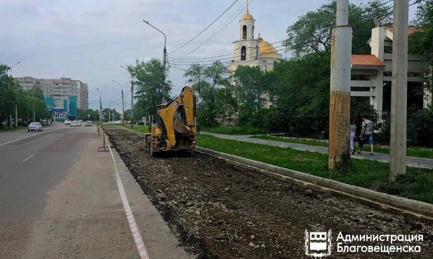 Асфальт уже сняли: в Благовещенске начали обустраивать парковку вдоль Храма Ксении Петербургской