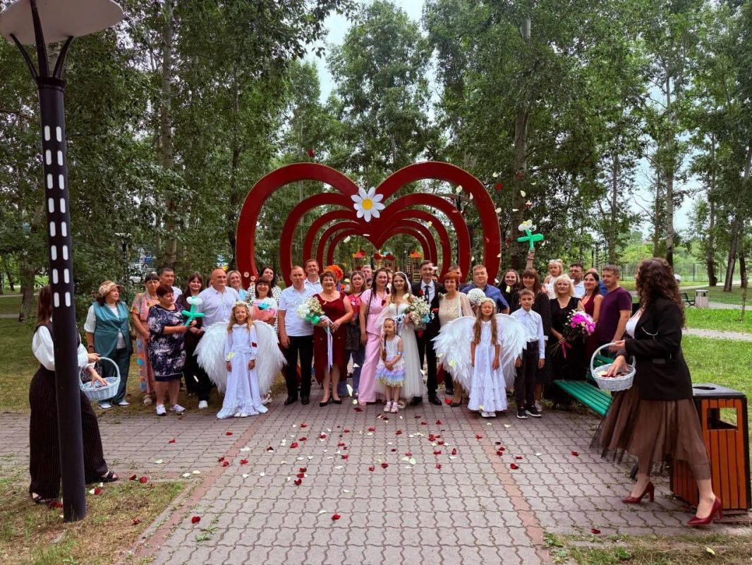 «Белки-молодожёны» поселились в Белогорске: новый символ любви украсил «Мост счастья» «Белки-молодожёны» поселились в Белогорске: новый символ любви украсил «Мост счастья»