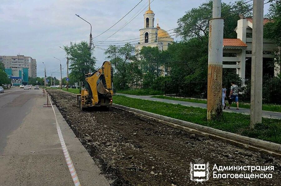 В Благовещенске начали обустраивать парковку на улице Дьяченко — вдоль храма Ксении Петербургской