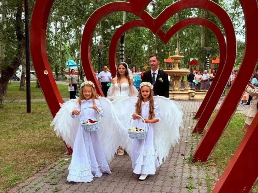 В белогорском сквере «Молодежный» в День семьи, любви и верности поселились «Белки-молодожены» В белогорском сквере «Молодежный» в День семьи, любви и верности поселились «Белки-молодожены»