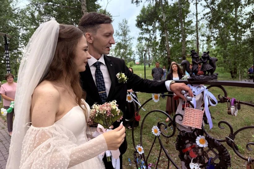 В белогорском сквере «Молодежный» в День семьи, любви и верности поселились «Белки-молодожены» В белогорском сквере «Молодежный» в День семьи, любви и верности поселились «Белки-молодожены»