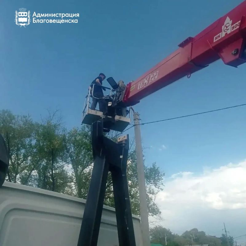 Сотня светильников и около 300 метров провода: в Благовещенске чинят освещение в общественных местах Сотня светильников и около 300 метров провода: в Благовещенске чинят освещение в общественных местах