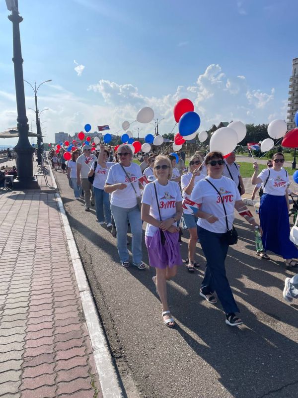 Амурские семьи прошли торжественным маршем по набережной Благовещенска Амурские семьи прошли торжественным маршем по набережной Благовещенска