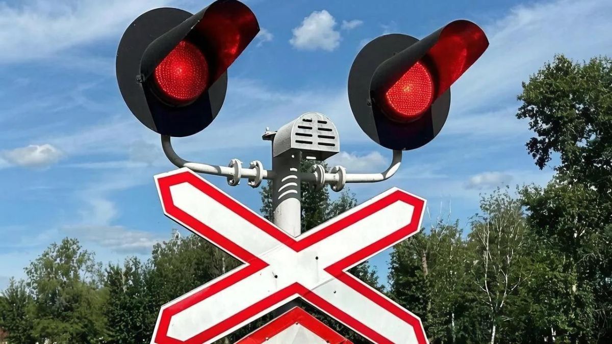 Утром 12 июля на регулируемом переезде станции Тыгда водитель грузовика выехал на пути перед грузовым поездом, несмотря на запрещающий сигнал