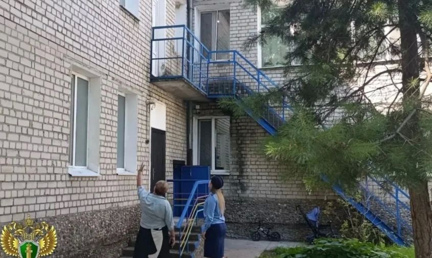 Ребенок 2019 года рождения выпал из окна второго этажа детского сада в Благовещенске