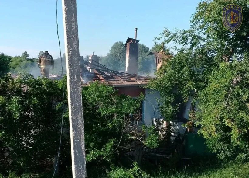 Пожар из-за замыкания при зарядке электромобиля уничтожил крышу жилого дома в Бурейском округе Пожар из-за замыкания при зарядке электромобиля уничтожил крышу жилого дома в Бурейском округе
