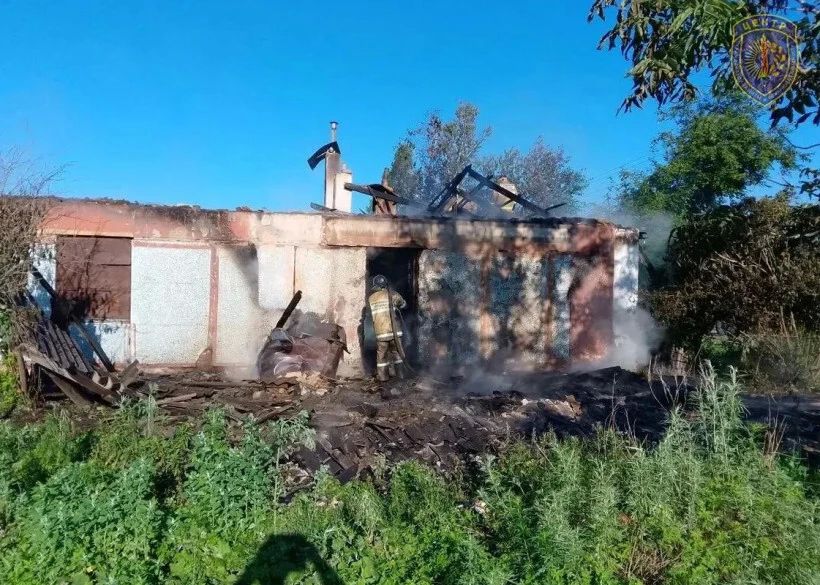 Пожар из-за замыкания при зарядке электромобиля уничтожил крышу жилого дома в Бурейском округе Пожар из-за замыкания при зарядке электромобиля уничтожил крышу жилого дома в Бурейском округе