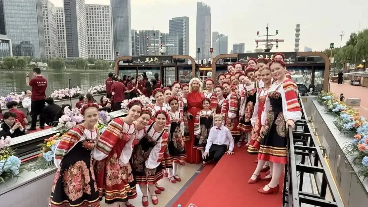 Василий Орлов поздравил хор «Детство» с победой в Китае Губернатор Амурской области оценил триумфальное выступление образцового академического хора «Детство» в Пекине Василий Орлов поздравил хор «Детство» с победой в Китае Губернатор Амурской области оценил триумфальное выступление образцового академического хора «Детство» в Пекине