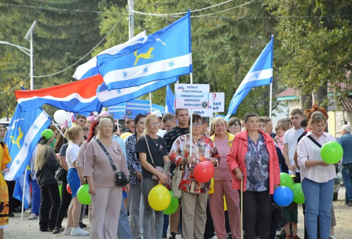 А это счастливые лица жителей еще одного 100-летнего муниципалитета-именинника - Зейского округа! А это счастливые лица жителей еще одного 100-летнего муниципалитета-именинника - Зейского округа!