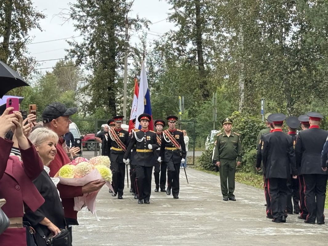 Сотрудники следственного управления поздравили кадет с началом нового учебного года Сотрудники следственного управления поздравили кадет с началом нового учебного года