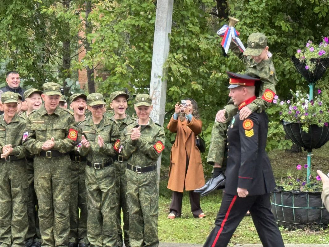 Сотрудники следственного управления поздравили кадет с началом нового учебного года Сотрудники следственного управления поздравили кадет с началом нового учебного года