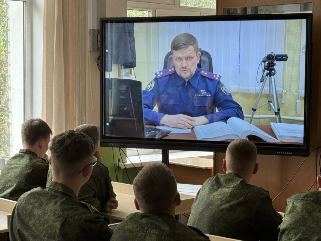Сотрудница следственного управления провела для кадет занятие по профилактике терроризма и экстремизма Сотрудница следственного управления провела для кадет занятие по профилактике терроризма и экстремизма