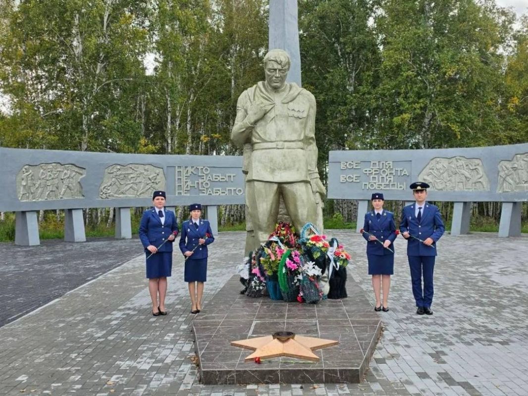 В День воинской славы: работники и ветераны прокуратуры Амурской области почтили память героев В День воинской славы: работники и ветераны прокуратуры Амурской области почтили память героев