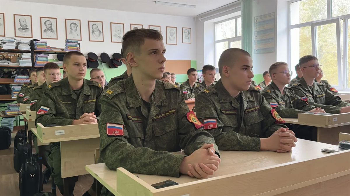 Сотрудница следственного управления провела для кадет занятие по профилактике терроризма и экстремизма Сотрудница следственного управления провела для кадет занятие по профилактике терроризма и экстремизма